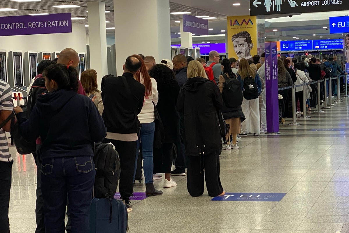 Prague airport: hour-long queues as EU entry-exit system takes effect Prague airport: hour-long queues as EU entry-exit system takes effect